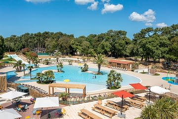 Camping Le Logis - Le Parc aquatique - Vue du parc aquatique et de la terrasse du restaurant