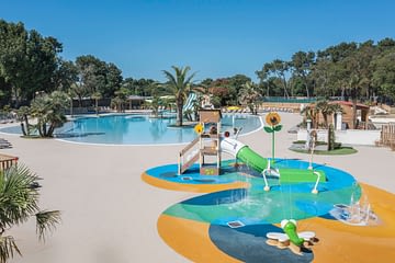 Camping Le Logis - Le Parc aquatique - Vue du lagon et de l\'espace aqualudique