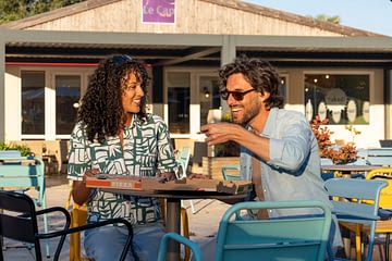 Camping Le Logis - Services - Couple qui mange une pizza à la terrasse du snack