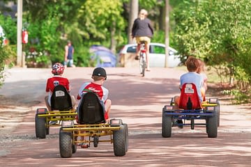 Domaine de Drancourt – Kinder auf Tretautos in den Gängen
