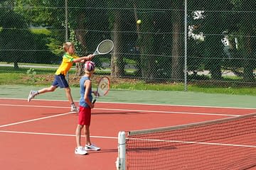 Domaine de Drancourt - Enfants qui jouent au tennis