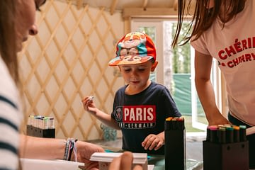 Camping Sainte Brigitte - Activités et animations - Enfant et animatrices au club enfant