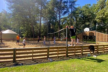 Camping Sainte Brigitte - Activités et animations - Partie de beach volley sur le terrain multisport