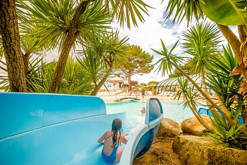 Camping Le Moténo - Parc aquatique - Enfant qui fait du toboggan