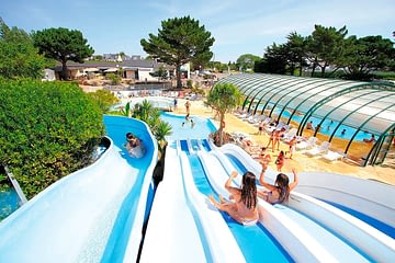 Camping Le Moténo - Parc aquatique - enfant sur les toboggans aquatiques