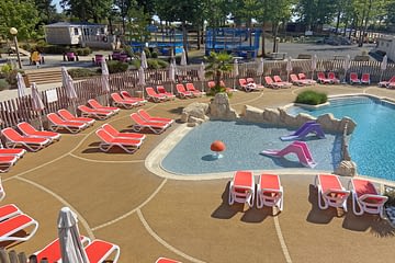 Camping Parc du Val de Loire - Vue de la terrasse / solarium du parc aquatique et de la pataugeoire