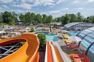 Camping Parc du Val de Loire - Vue du parc aquatique du haut du toboggan