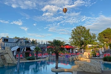 Camping Parc du Val de Loire - Parc aquatique survolée par une montgolfière