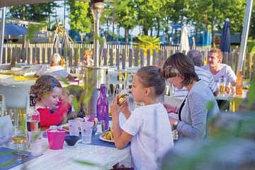 Camping Parc du Val de Loire - Famille qui déjeune à la terrasse du restaurant