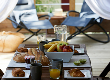 Breakfast on the veranda, Lodge Kabane on stilts - Fréjus Ecolodge L\'Etoile, Argens Campsite