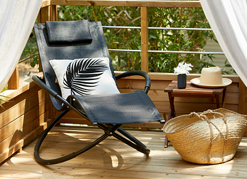 Deckchair on the veranda of a Lodge Kabane on stilts - Fréjus Ecolodge L\'Etoile, Argens Campsite