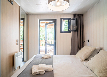 Master Suite met tweepersoonsbed, lodge Kabane op palen - Camping Fréjus Ecolodge L\'Etoile d\'Argens