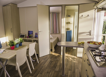 Lounge and Kitchen,-”Klassic Mobile-Home” Ecolodge L\'Etoile d\'Argens Campsite in Fréjus
