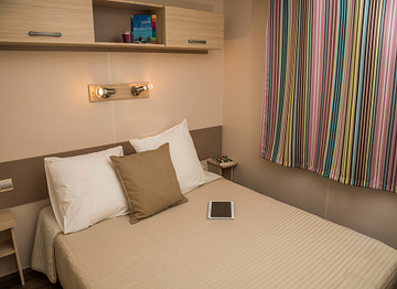 Bedroom with double bed -”Klassic Mobile-Home” Ecolodge L\'Etoile d\'Argens Campsite in Fréjus