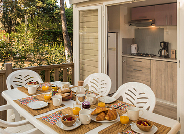Terras en keuken, stacaravan \"Klassic\" - Camping Fréjus Ecolodge L\'Etoile d\'Argens