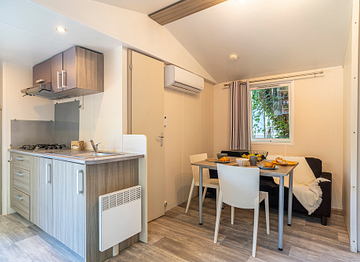 Keuken en woonkamer, stacaravan \"Klassic\" - Camping Fréjus Ecolodge L\'Etoile d\'Argens