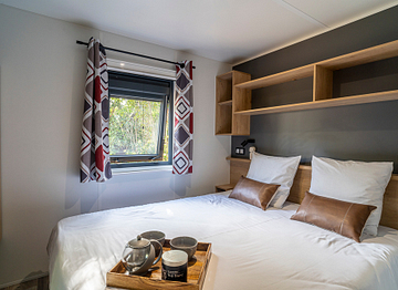 Master Suite met een tweepersoonsbed, stacaravan \"Konfort\" - Camping Fréjus Ecolodge L\'Etoile d\'Argens