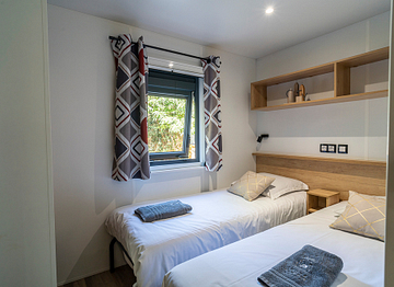 Slaapkamer voor kind met 2 eenpersoonsbedden, stacaravan \"Konfort\" - Camping Fréjus Ecolodge L\'Etoile d\'Argens
