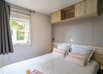 Bedroom with double bed -”Klassic Mobile-Home” Ecolodge L\'Etoile d\'Argens Campsite in Fréjus