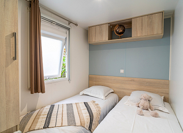 Children\'s Bedroom with two single beds, “Konfort” Mobile-Home - Fréjus Ecolodge L\'Etoile, Argens Campsite