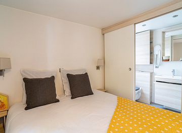 Elternschlafzimmer mit Doppelbett, Mobilheim „Kosy“ - Campingplatz Fréjus Ecolodge L‘Etoile d\'Argens