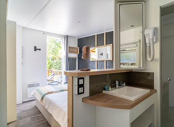 Chambre parentale avec salle de bain, Mobil-home \"Kosy\" - Camping Fréjus Ecolodge L\'Etoile d\'Argens