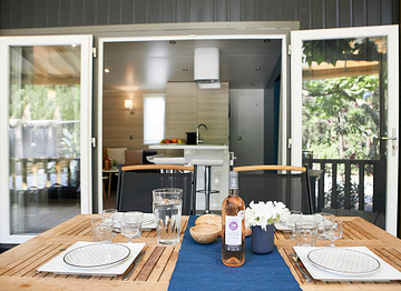 Terrasse, Mobilheim „Kosy“ - Campingplatz Fréjus Ecolodge L‘Etoile d\'Argens