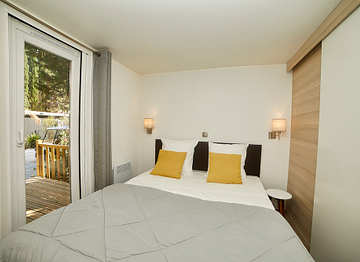 Elternschlafzimmer mit Doppelbett, Mobilheim „Kosy“ - Campingplatz Fréjus Ecolodge L‘Etoile d\'Argens