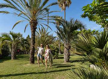 Women walking along a wooded area - Ecolodge L\'Etoile d\'Argens Campsite in Fréjus