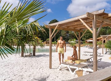 Camping Les Couleurs de la Coubre - Baignade - Couple sur la plage du lagon