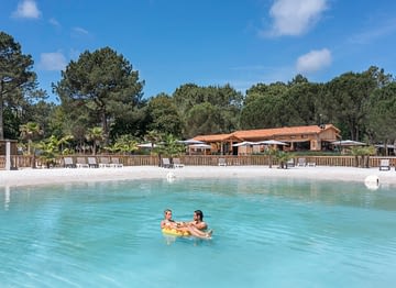 Camping Les Couleurs de la Coubre - Swimming - Couple swimming in the lagoon