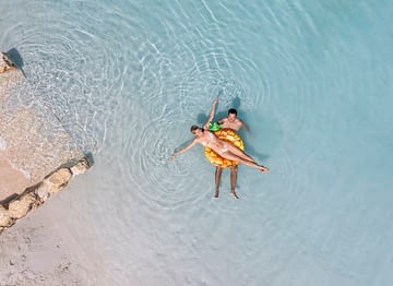 Camping Les Couleurs de la Coubre - Swimming - Zenithal view of a couple lying on the lagoon