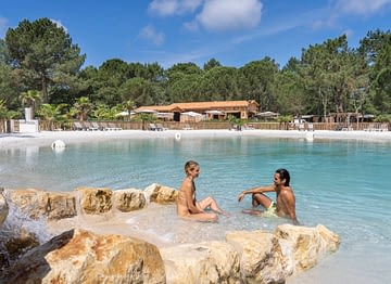 Camping Les Couleurs de la Coubre - Swimming - Couple sitting in the lagoon