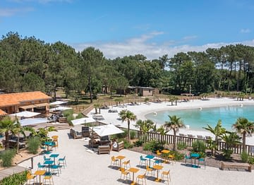 Camping Les Couleurs de la Coubre - Services - Vue aérienne de la terrasse et du lagon