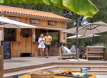 Camping Les Couleurs de la Coubre - Services - Couple at the snack bar