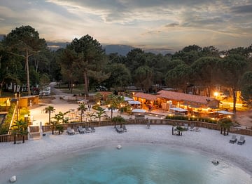 Camping Les Couleurs de la Coubre - Services - Aerial and night view of the large terrace and the lagoon