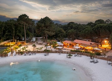 Camping Les Couleurs de la Coubre - Services - Vue aérienne et de nuit de la grande terrasse et du lagon