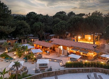 Camping Les Couleurs de la Coubre - Services - Aerial and night view of the large terrace of the restaurant and bar