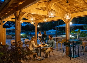 Camping Les Couleurs de la Coubre - Services - Couple dining at the restaurant