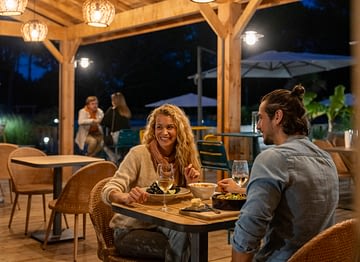 Camping Les Couleurs de la Coubre - Services - Couple qui dine au restaurant