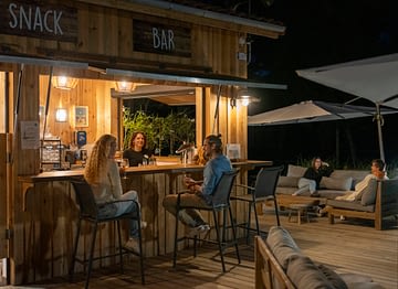 Camping Les Couleurs de la Coubre - Services - Couple qui boit une bière au bar