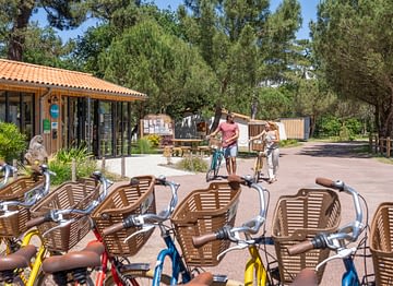 Camping Les Couleurs de la Coubre - Services - Bike rental - Couple renting bikes