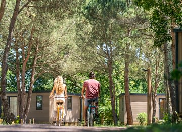 Camping Les Couleurs de la Coubre - Activités et animations - Couple en vélo dans les allées du camping