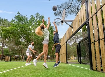 Camping Les Couleurs de la Coubre - Activités et animations - Partie de basket sur le terrain multisport