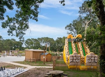 Les Couleurs de la Coubre Campsite - Activities and Entertainment - Playground with inflatable play park and giant chess set