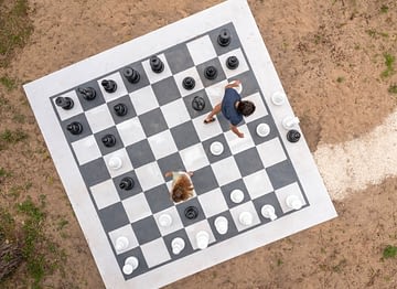Les Couleurs de la Coubre Campsite - Activities and Entertainment - View from above of a couple on a giant chess set