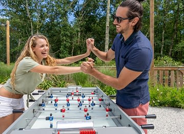 Les Couleurs de la Coubre Campsite - Activities and Entertainment - Couple playing table football