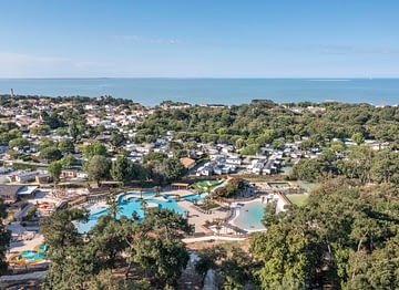 Camping Le Logis - Luchtfoto van de camping met de zee op de achtergrond