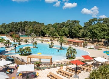 Camping Le Logis - Le Parc aquatique - Vue du parc aquatique et de la terrasse du restaurant