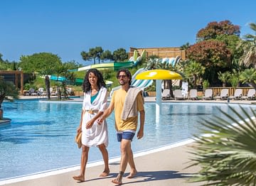 Camping Le Logis - Le Parc aquatique - Couple qui se rend au parc aquatique